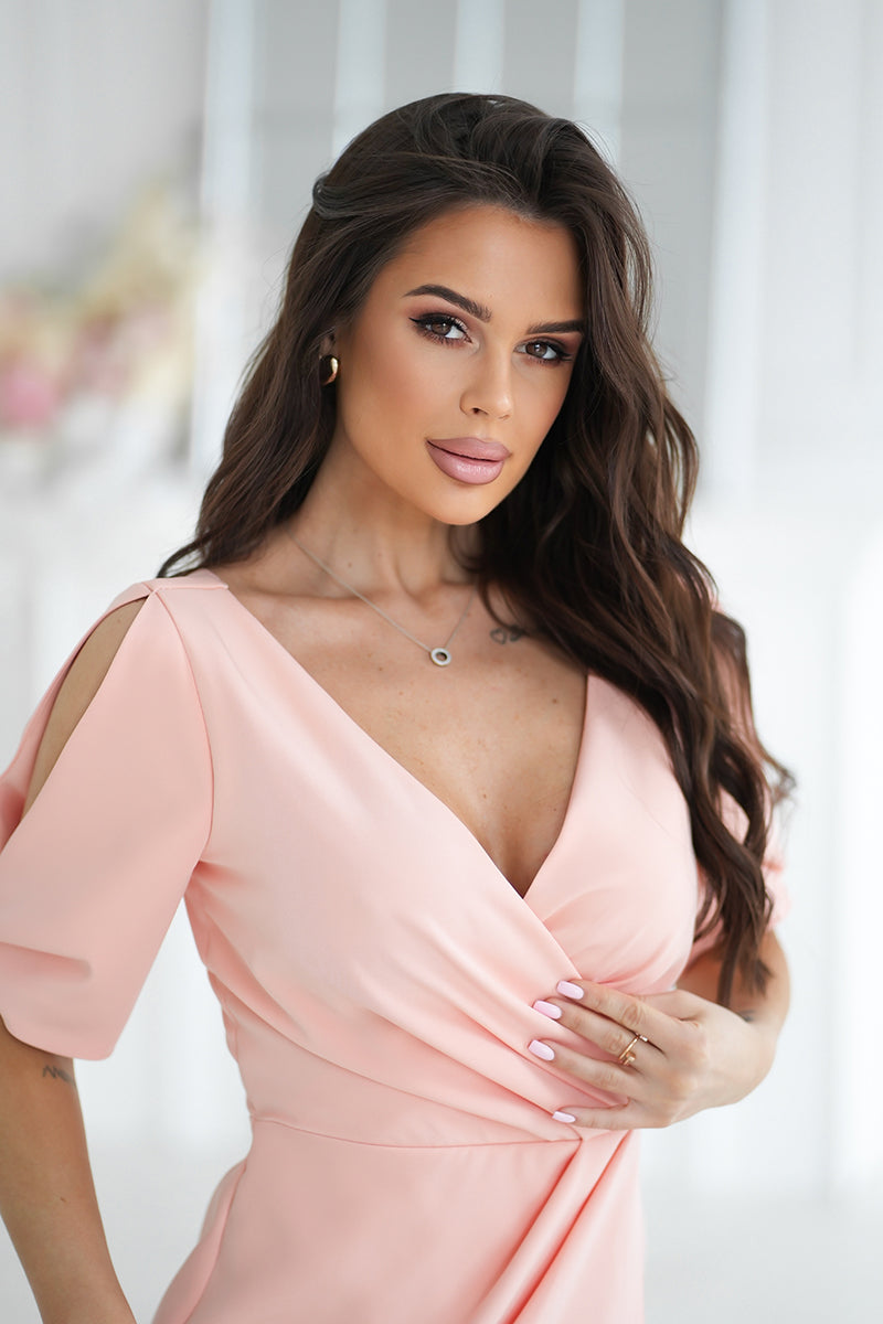 ELEGANCKA DOPASOWANA SUKIENKA Z ODKRYTYMI RAMIONAMI - morela