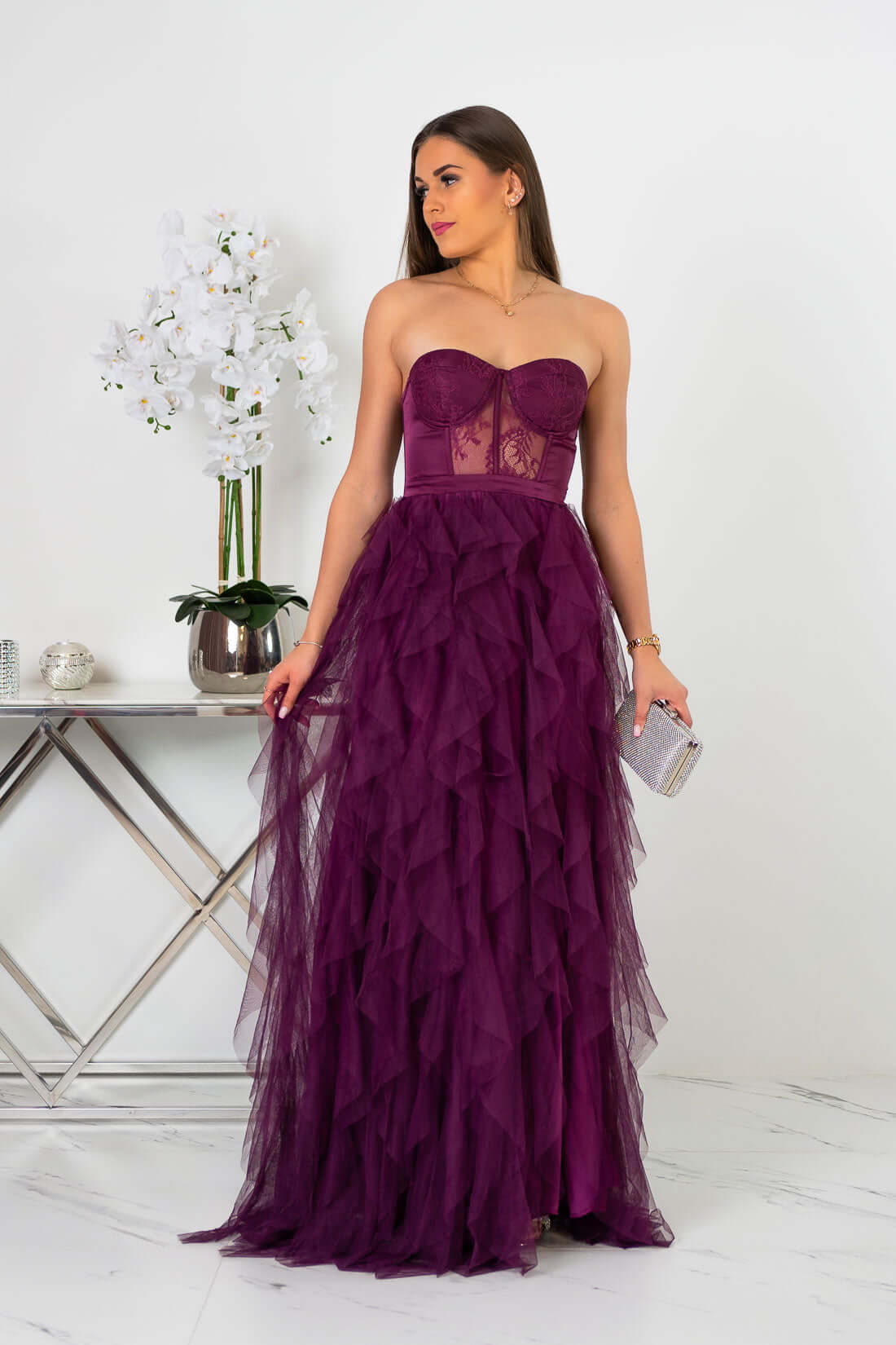 Elegancka bordowa sukienka tiulowa Arely Maxi z wiązaniem na plecach, idealna na wesele i przyjęcia