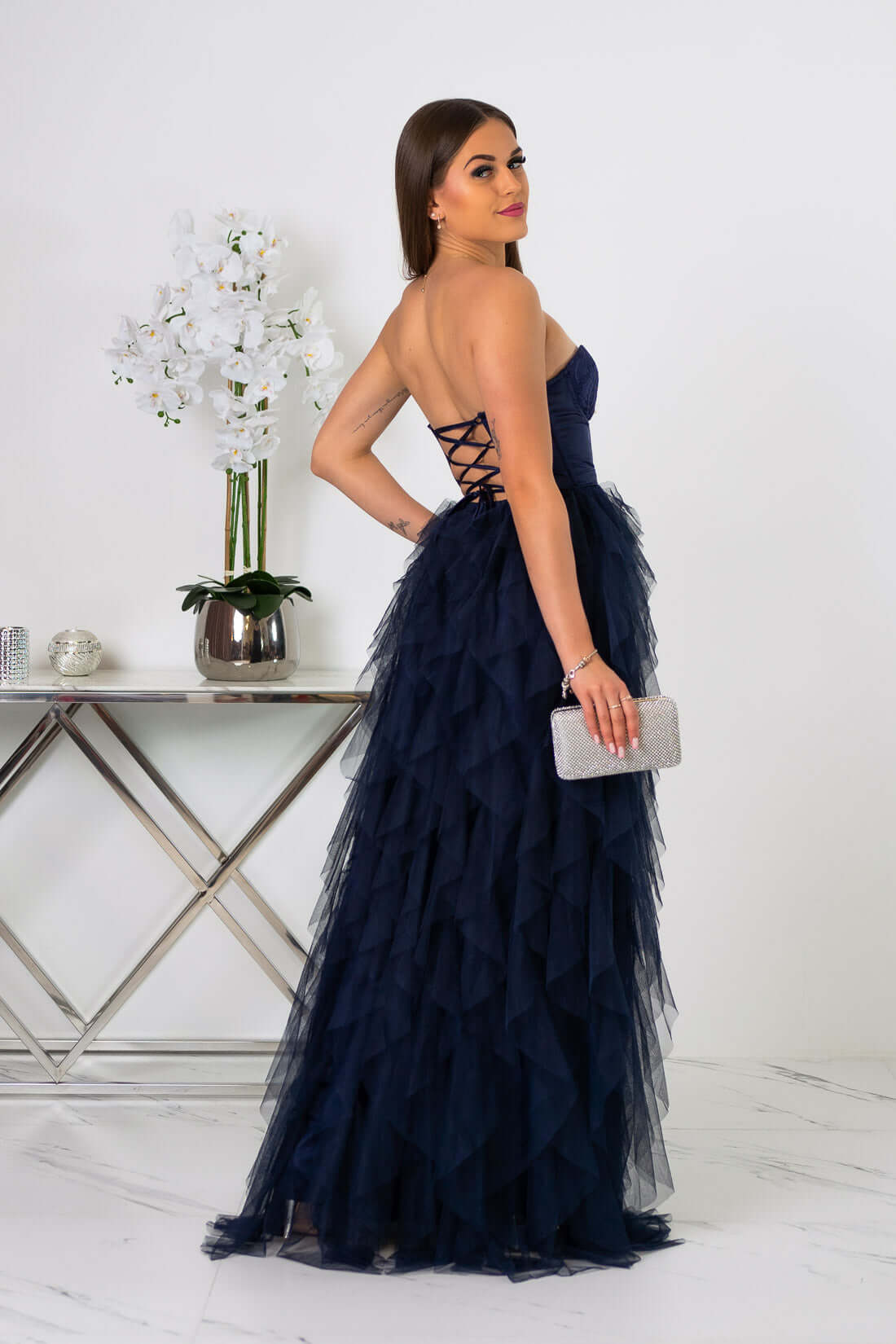 Tiulowa sukienka maxi granatowa Arely z wiązanym tyłem i zwiewną spódnicą na eleganckie wydarzenia