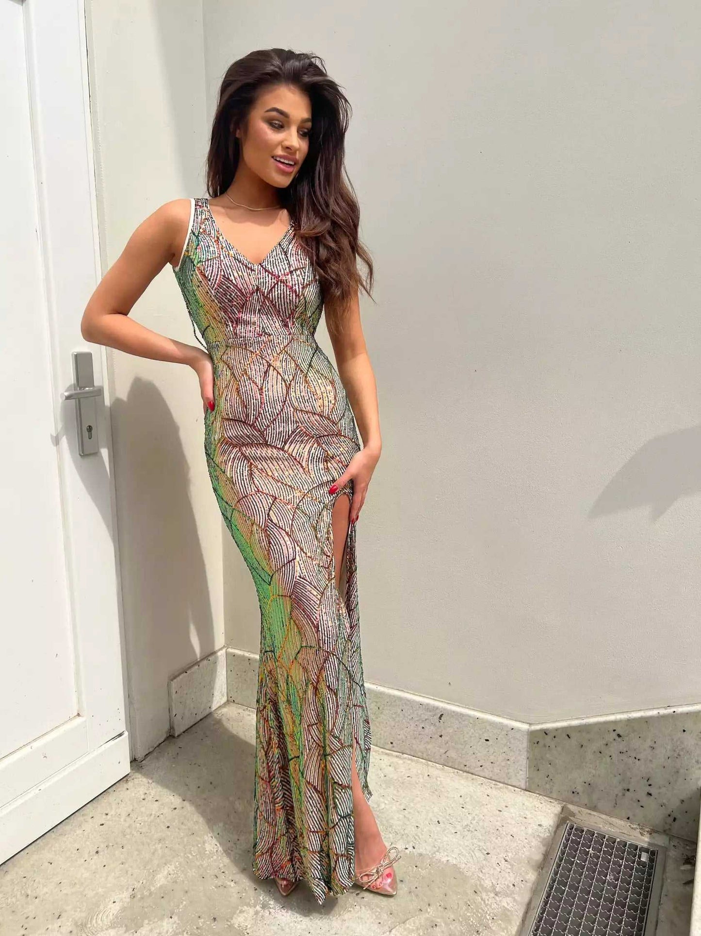 Cekinowa sukienka maxi Carmen granatowa multicolor z rozcięciem i ozdobnymi sznureczkami na ramionach