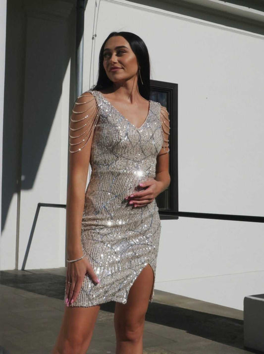 Srebrna mini sukienka na wesele Carmen Bis cekinowa z odkrytymi ramionami, dekoltem V i rozcięciem na udzie