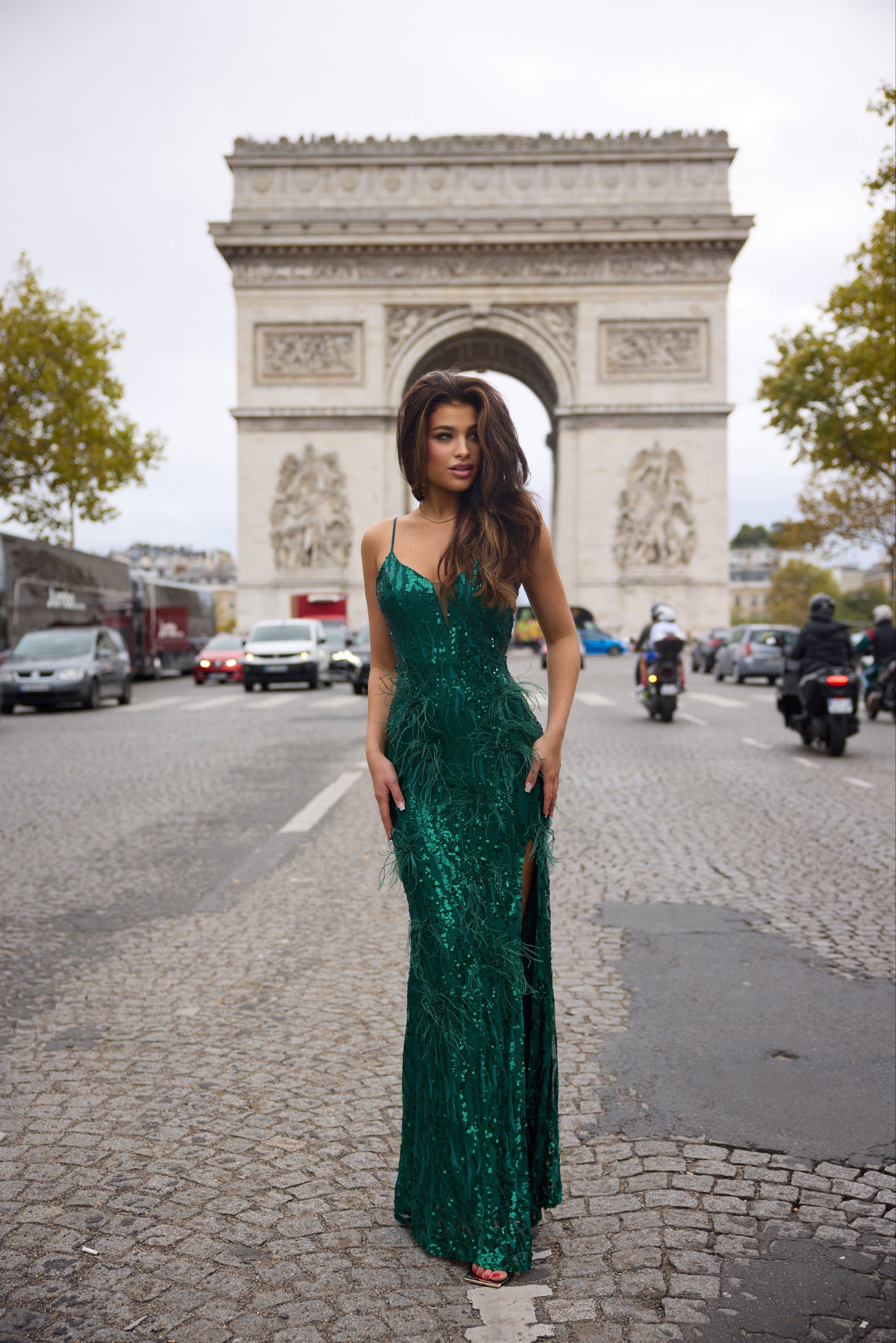 Zielona Sukienka z piórami długa zdobiona cekinami Pusia bis