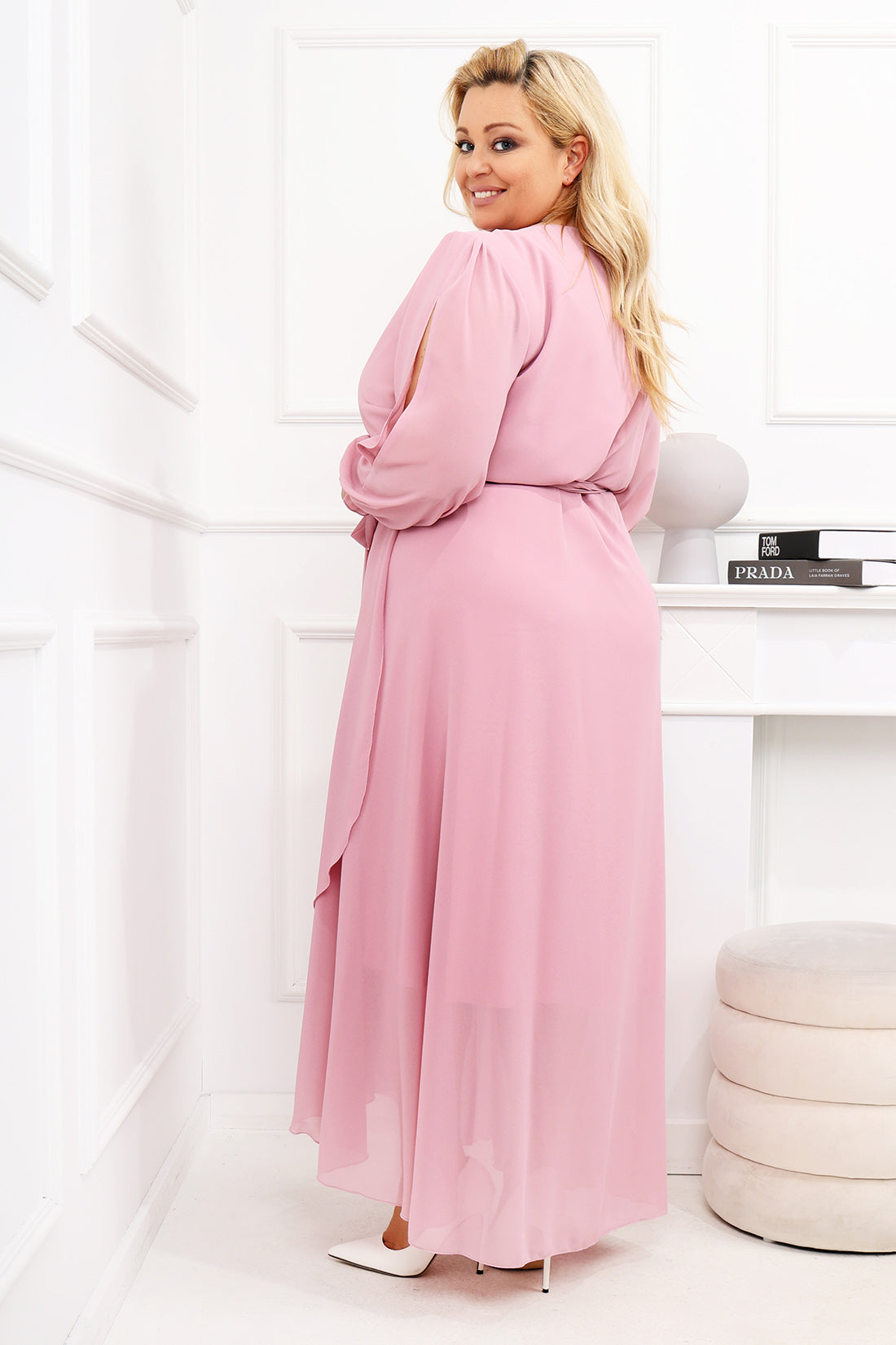 Szyfonowa sukienka maxi Wiktoria 69 w kolorze pudrowego różu plus size z rękawami i gładkim wykończeniem