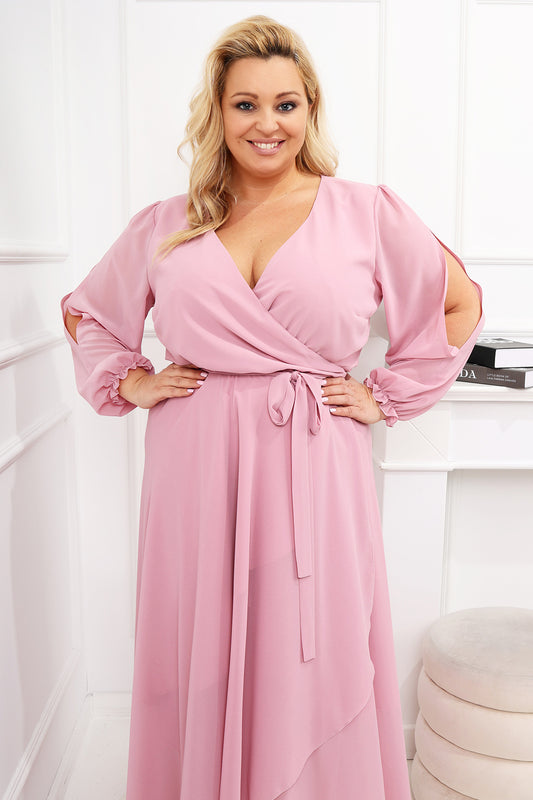 Pudrowo różowa sukienka szyfonowa plus size Wiktoria 69 maxi z kopertowym dekoltem i wiązaną talią