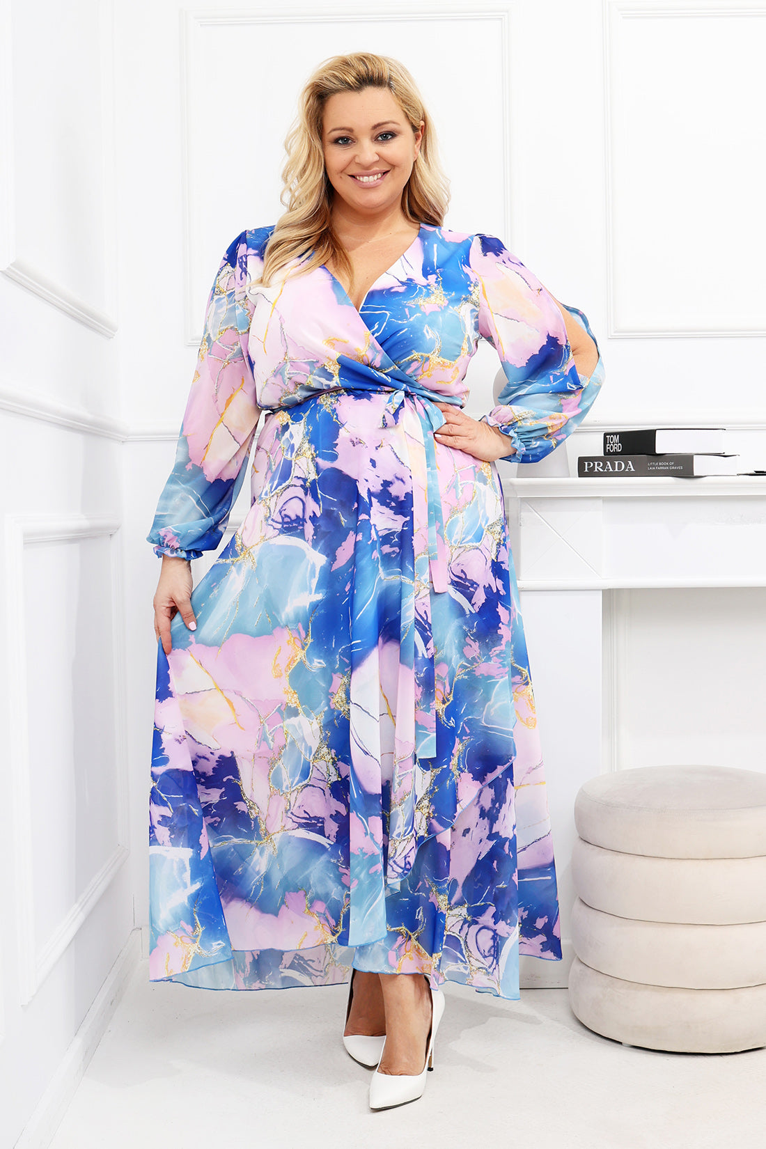 Niebieska sukienka szyfonowa plus size Wiktoria 69 maxi z kopertowym dekoltem i wiązaniem w talii