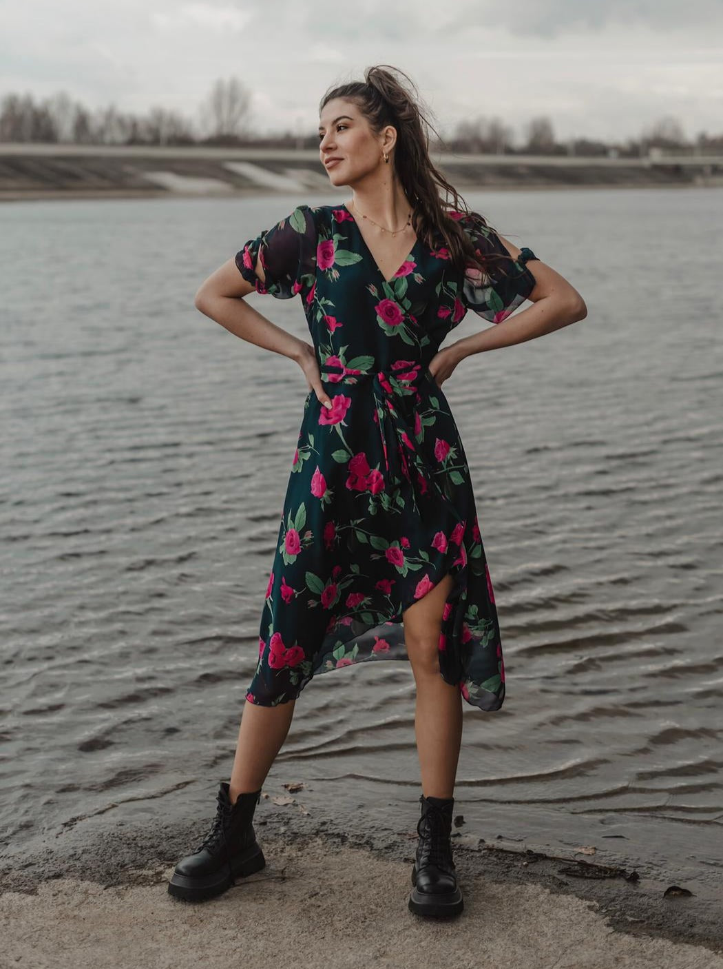 sukienka kopertowa w kwiaty plus size