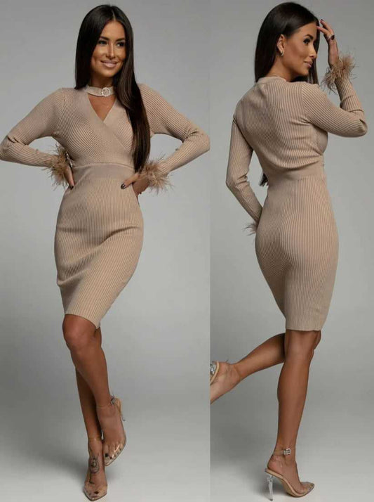 Sukienka dopasowana beżowa z piórami Kenza