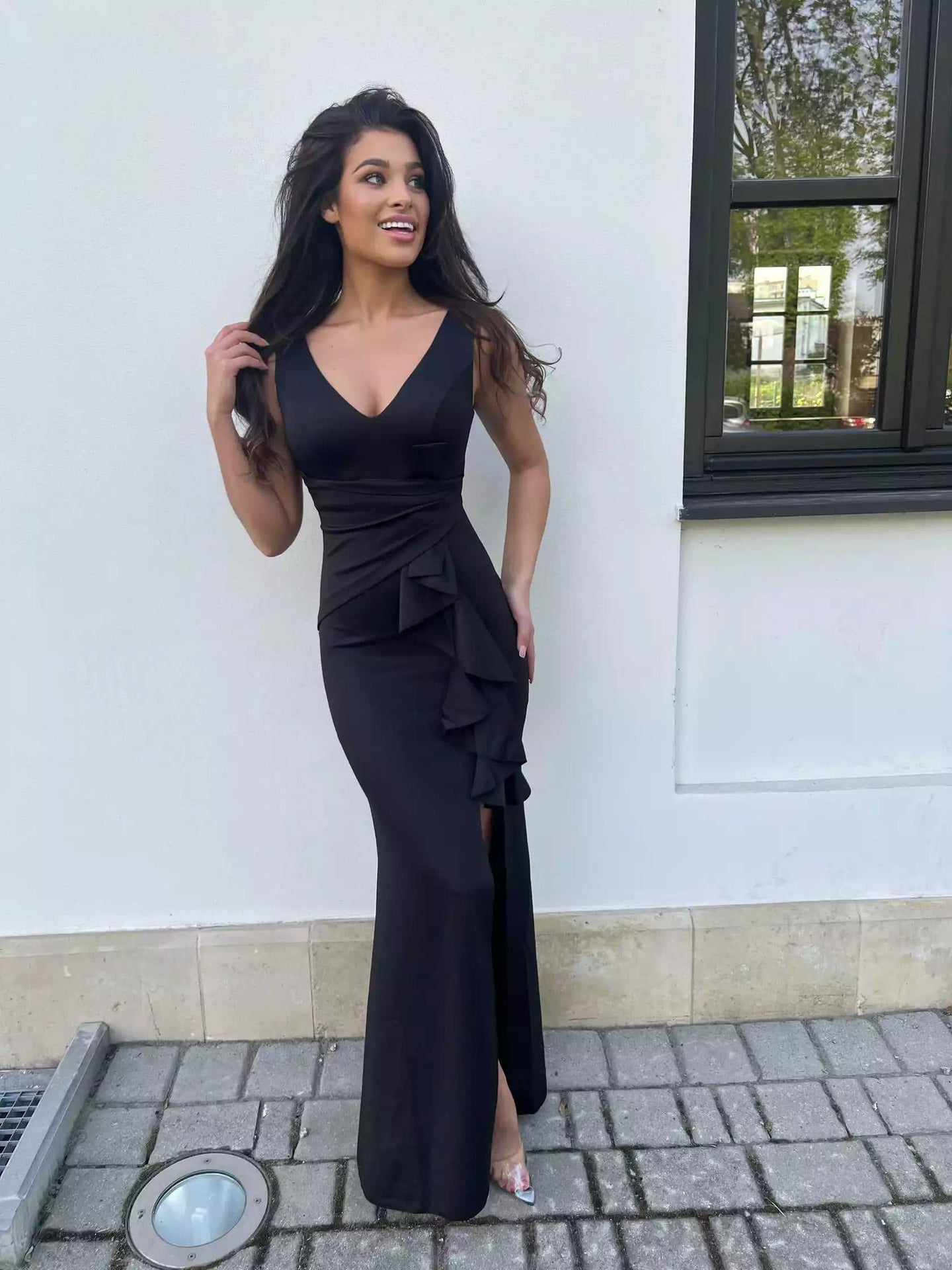 kobieta elegancka, mała czarna sukienka, vaping styl, klasyczny e-papieros, jagodowy smak - Sukienka Margaret czarna z falbanką dopasowana maxi