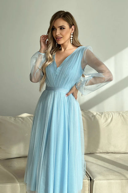 Sukienka midi rozkloszowana z brokatową siatką błękitna Sara