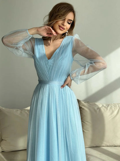 Sukienka midi rozkloszowana z brokatową siatką błękitna Sara