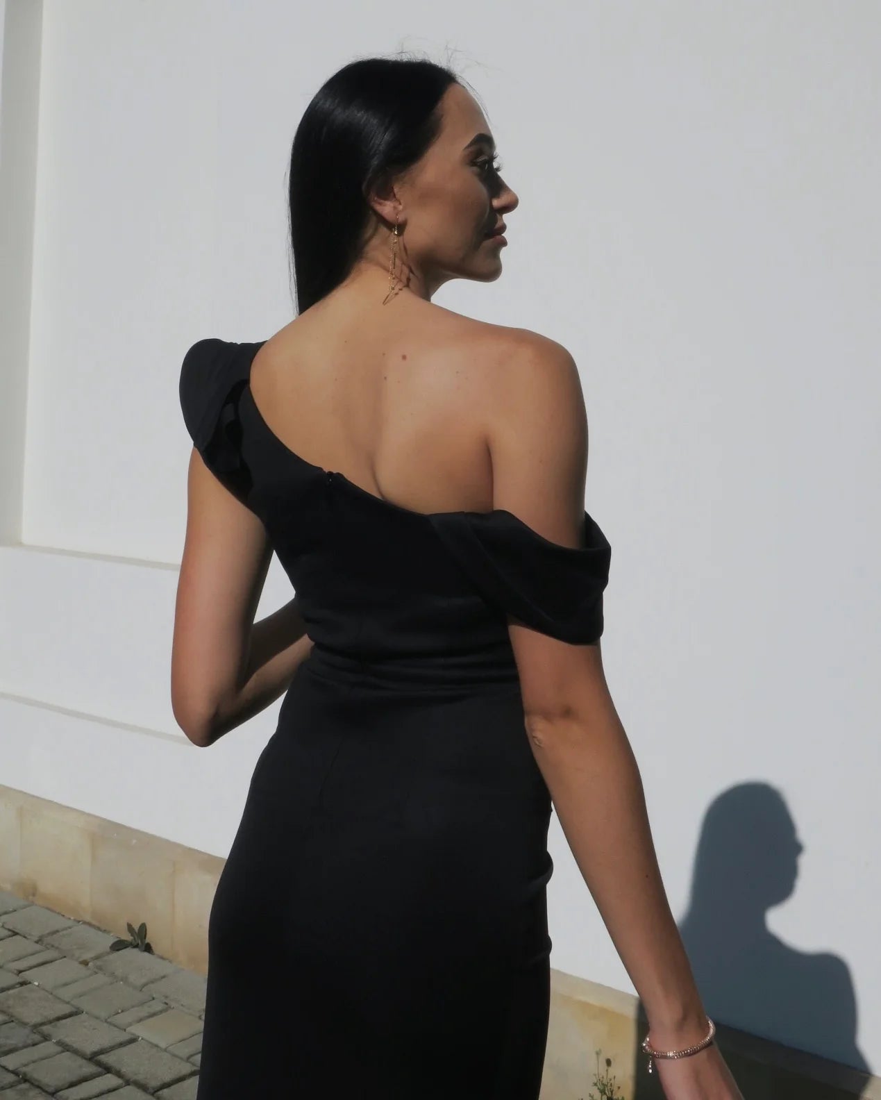 Sukienka elegancka maxi z falbanką na jedno ramię czarna Troya
