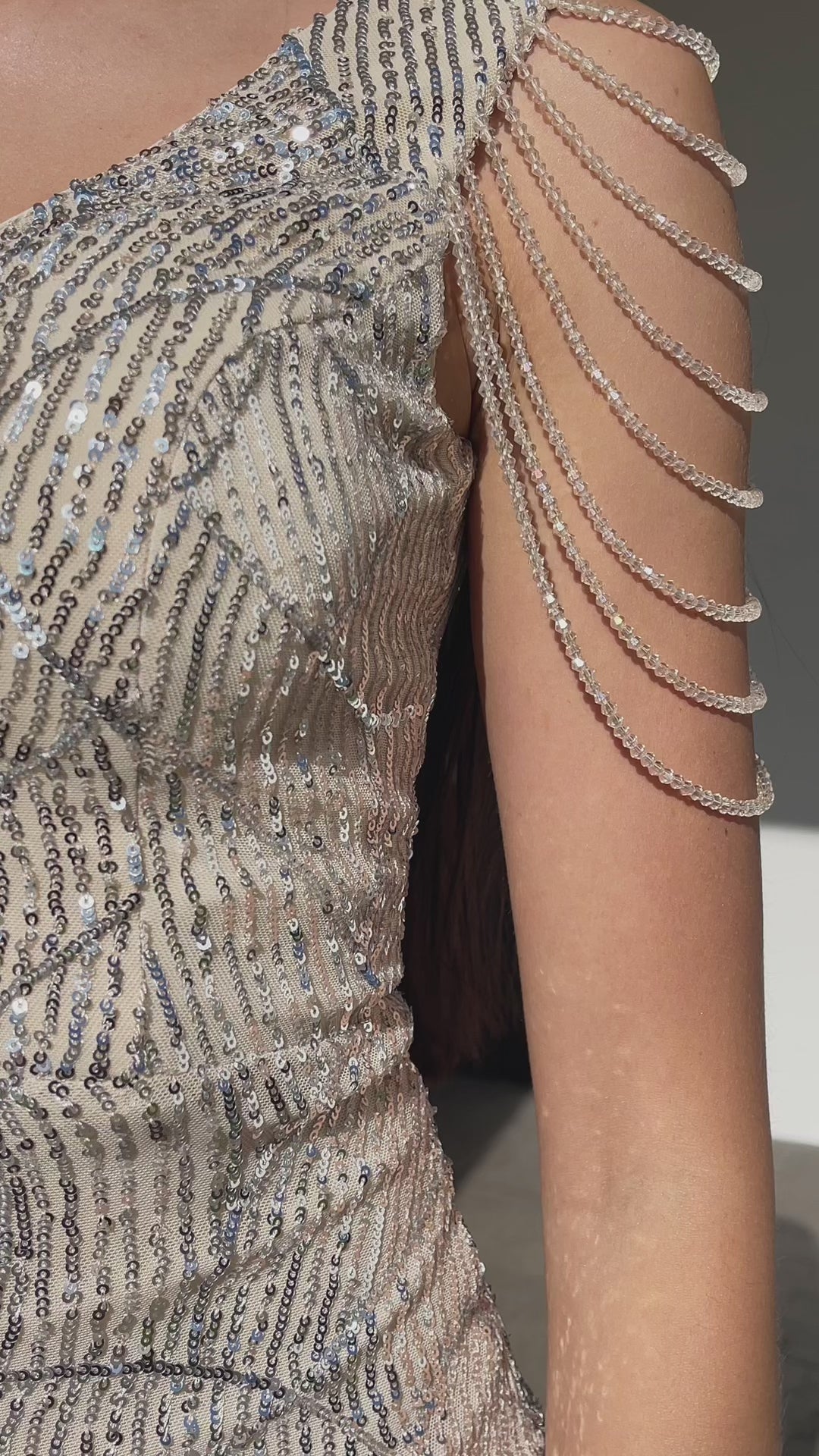 Sukienka cekinowa mini zdobiona srebrna Cameleon bis