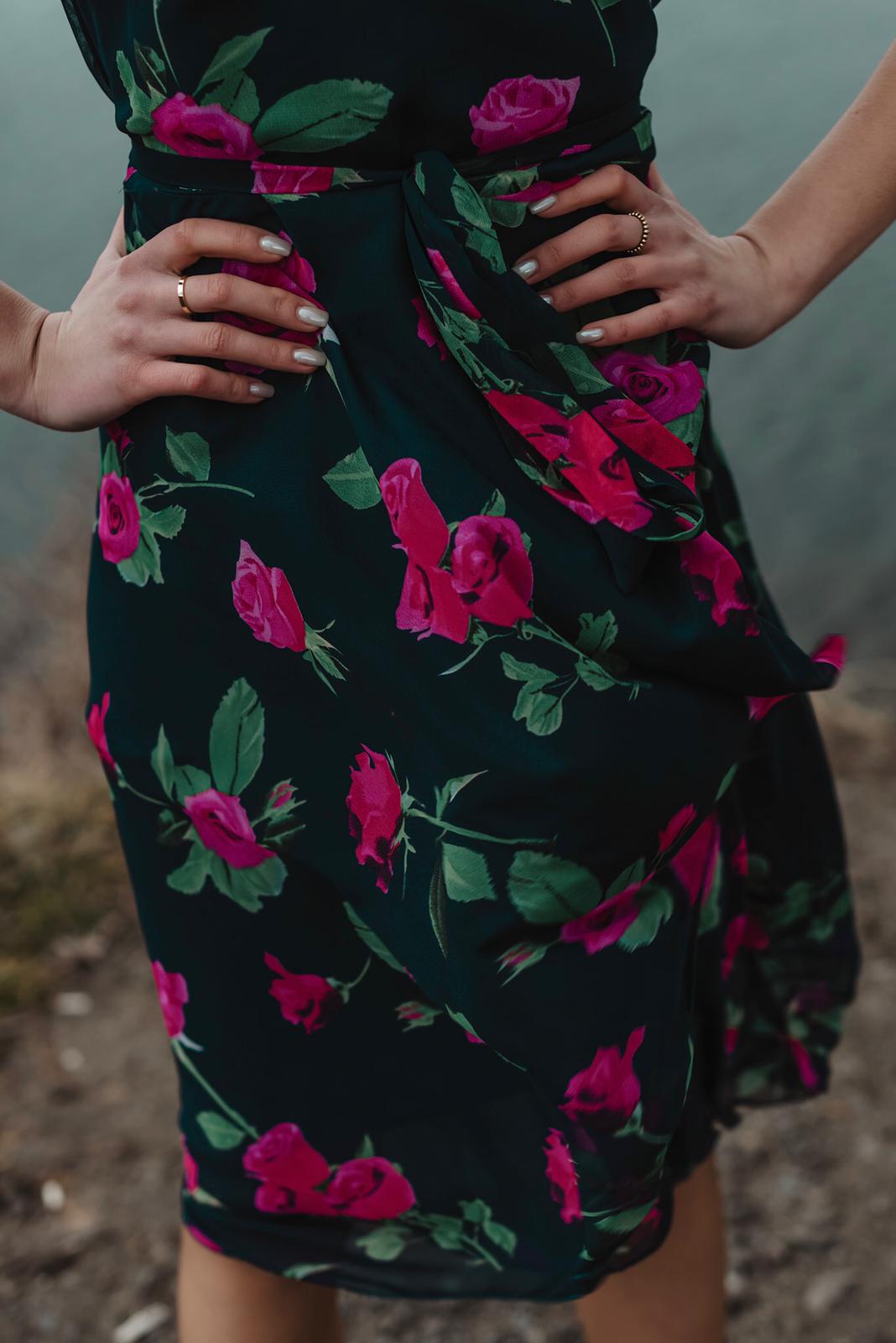 Sukienka szyfonowa kopertowa w kwiaty z rozcięciami na rękawach Laura - e-sukienki.pl