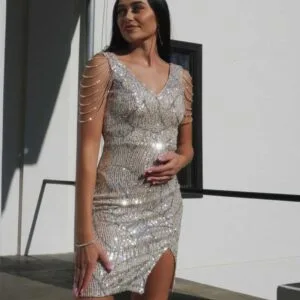 Srebrna mini sukienka na wesele Carmen Bis cekinowa z odkrytymi ramionami, dekoltem V i rozcięciem na udzie
