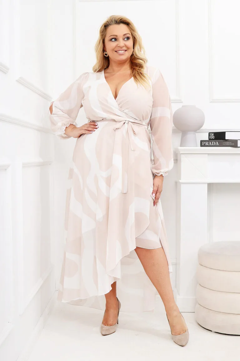 Sukienka plus size Wiktoria 68 szyfonowa maxi w kolorze ecru z kopertowym dekoltem i subtelnym wzorem